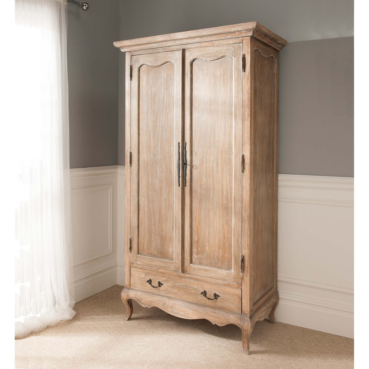 Le Confesseur Silencieux — French Provincial Carved Wardrobe