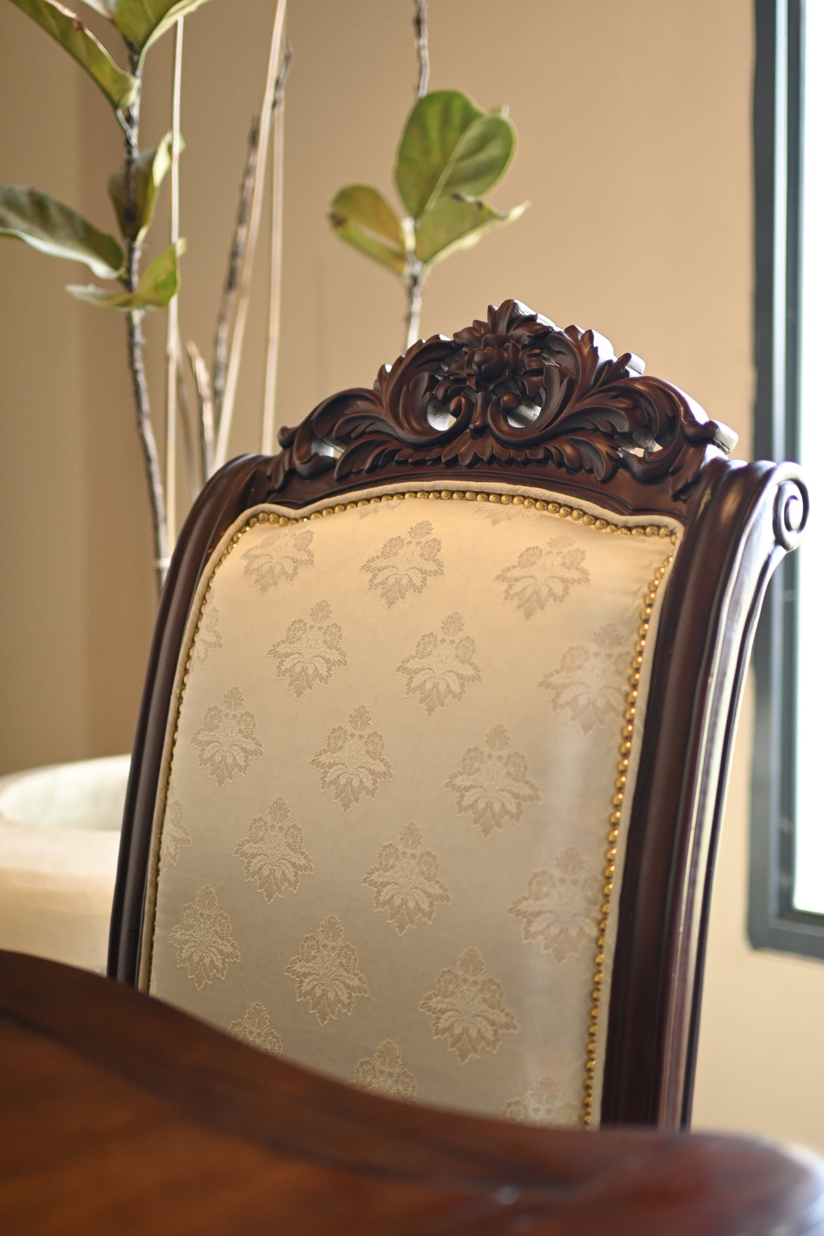 L’Heure du Roi — French Carved Dining Collection